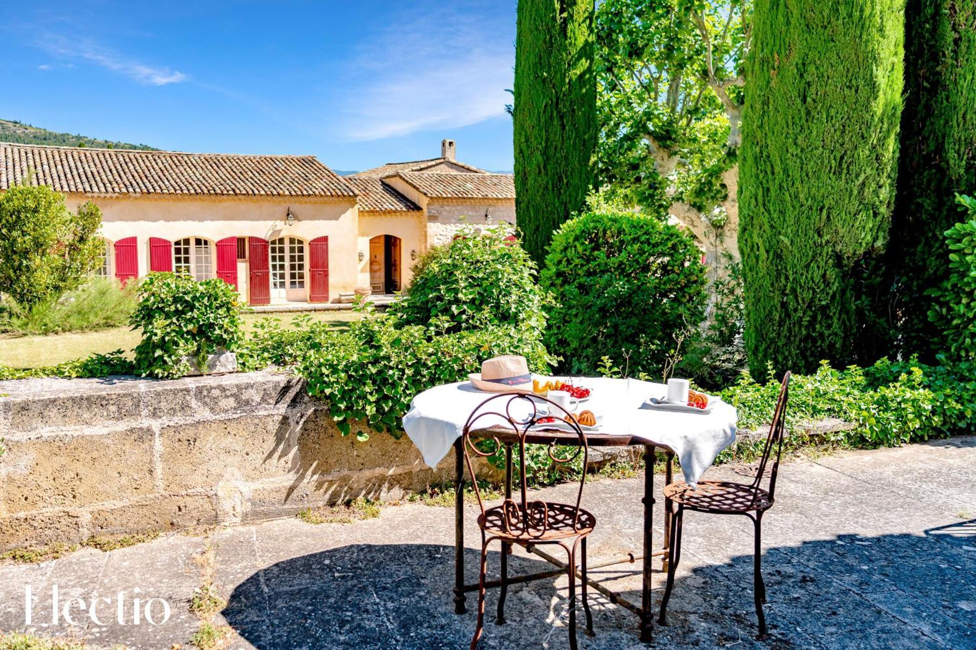 Bastide Domaine Tour Campanets Aparthotel Le Puy Sainte Reparade Bagian luar foto